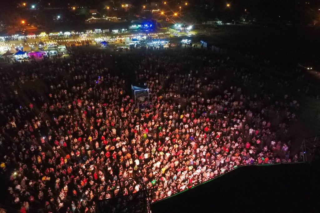 Una multitud vibró al ritmo de Turf en una nueva edición de la fiesta del verano