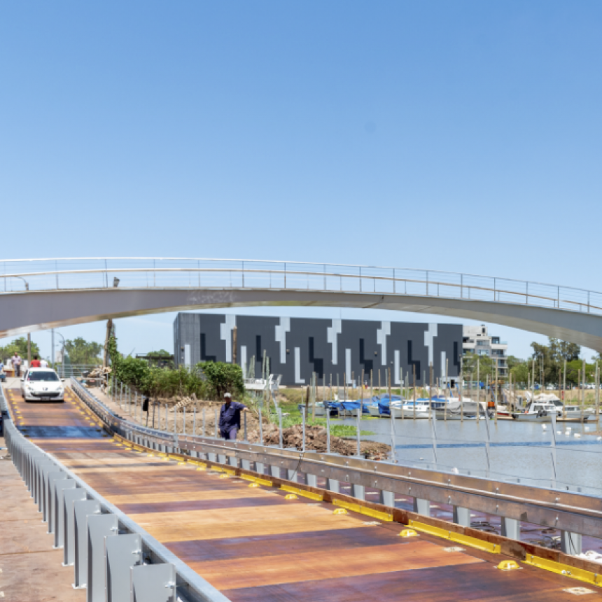 San Nicolás: Construyeron un puente flotante para cruzar hasta las playas en auto