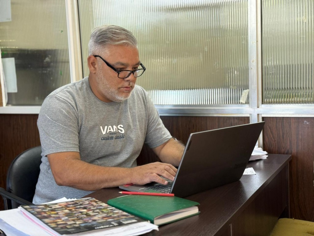 “Cuidemos lo que es del Estado”: gestiones en La Plata para reforzar el mobiliario escolar en Ramallo