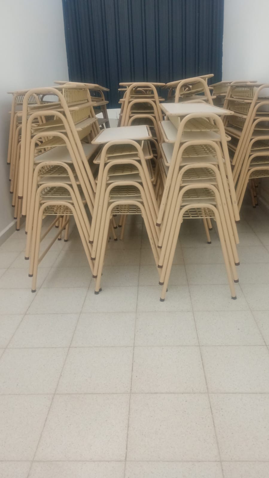 Llegan bancos y sillas a las escuelas de Ramallo tras gestiones en La Plata