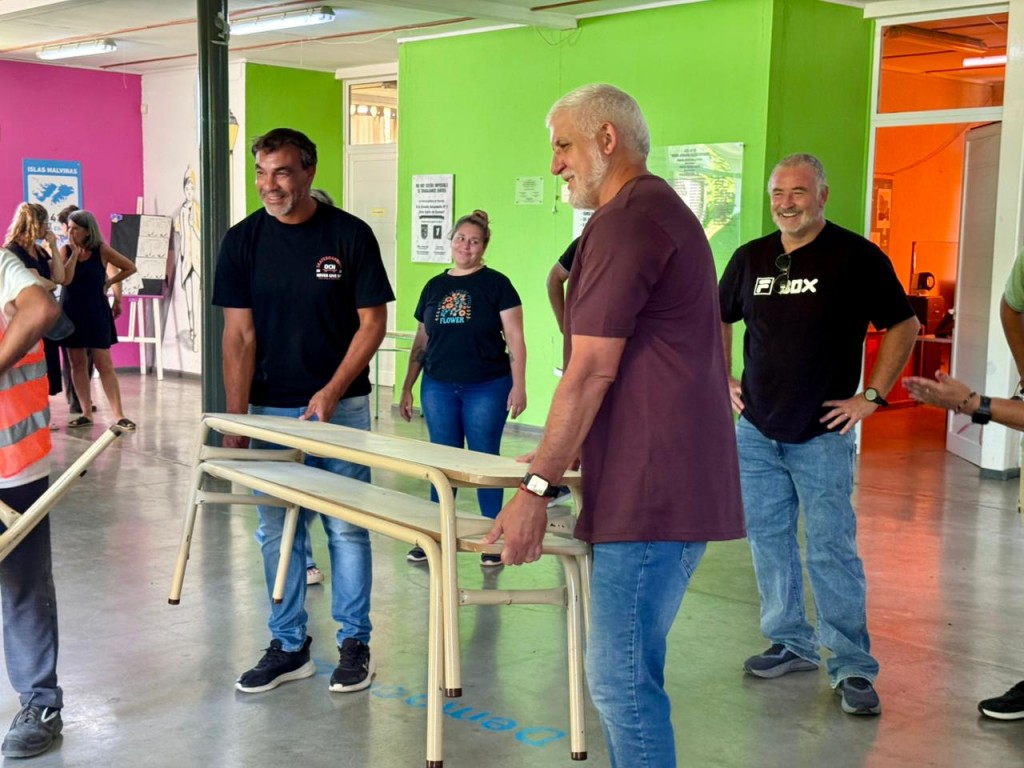 Nuevo mobiliario para la Secundaria Nº 5: “Es una interrupción del receso, pero una interrupción linda”