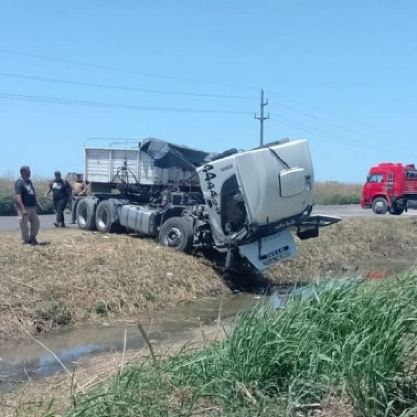 Comirsa: Choque entre dos camiones en una avenida central sin heridos