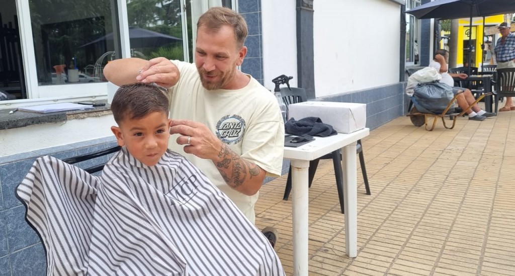 “Es una forma de devolver lo que él nos ayudó”: solidaridad a tijera limpia en Ramallo