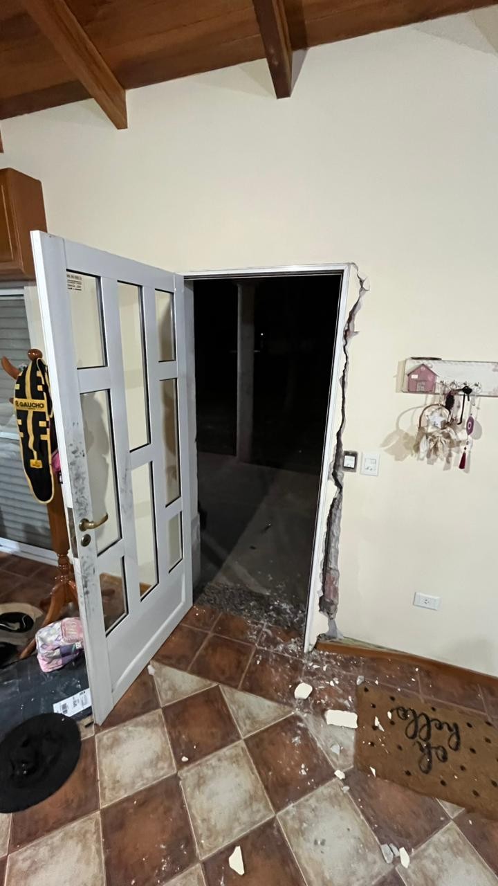 “Llegaron disfrazados de policías y nos dieron vuelta la casa”