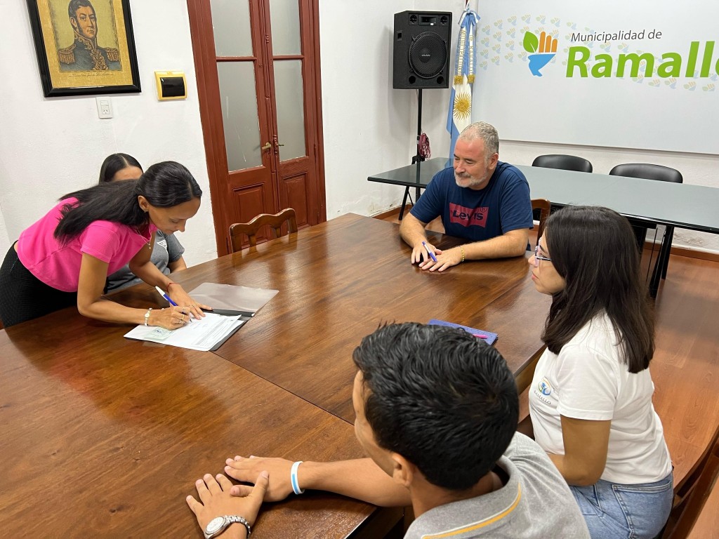 Mauro Poletti entregó un subsidio para aires acondicionados en la Escuela N° 25 de El Paraíso