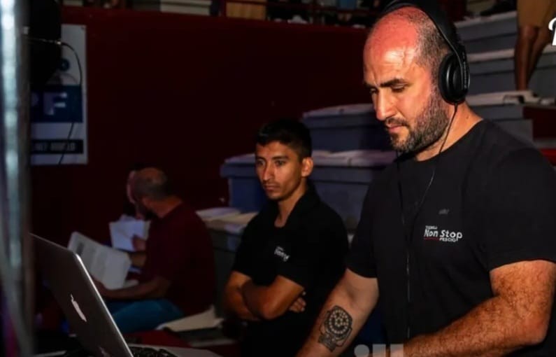 En el D&iacute;a del DJ, la historia del hombre que hace bailar a generaciones