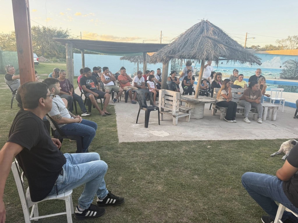 Poletti anunci&oacute; recambio de luminarias LED tras reunirse con vecinos de El Tri&aacute;ngulo