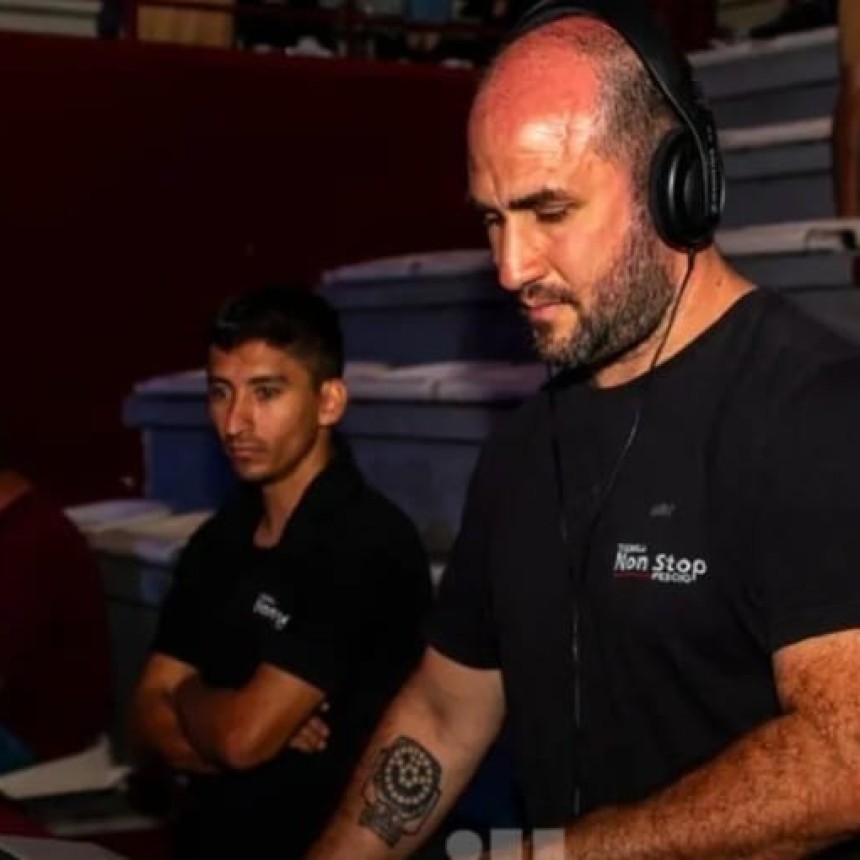 En el D&iacute;a del DJ, la historia del hombre que hace bailar a generaciones