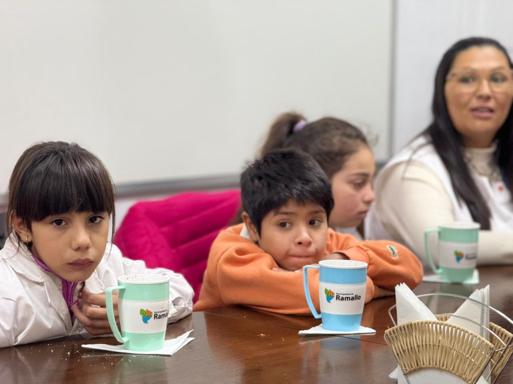 Estudiantes de la Escuela Rural N&deg;20 presentaron el proyecto &ldquo;Huellas Bonitas&rdquo; al Intendente Poletti