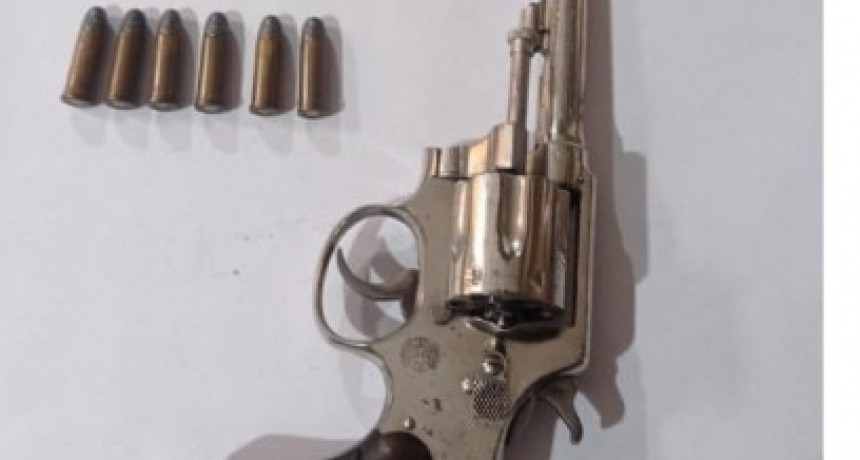 Dos hombres fueron detenidos tras un allanamiento donde confiscaron varias armas de fuego y municiones