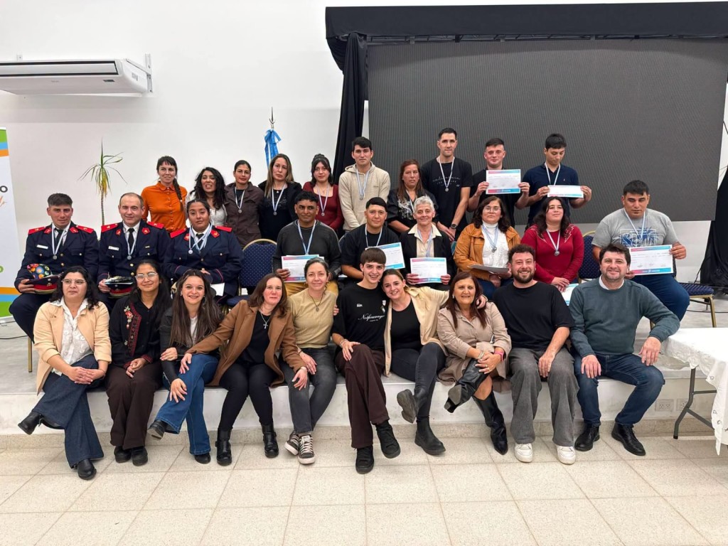 Cinco bomberos voluntarios de Ramallo cumplieron un sue&ntilde;o: terminaron la secundaria sin dejar de servir a la comunidad