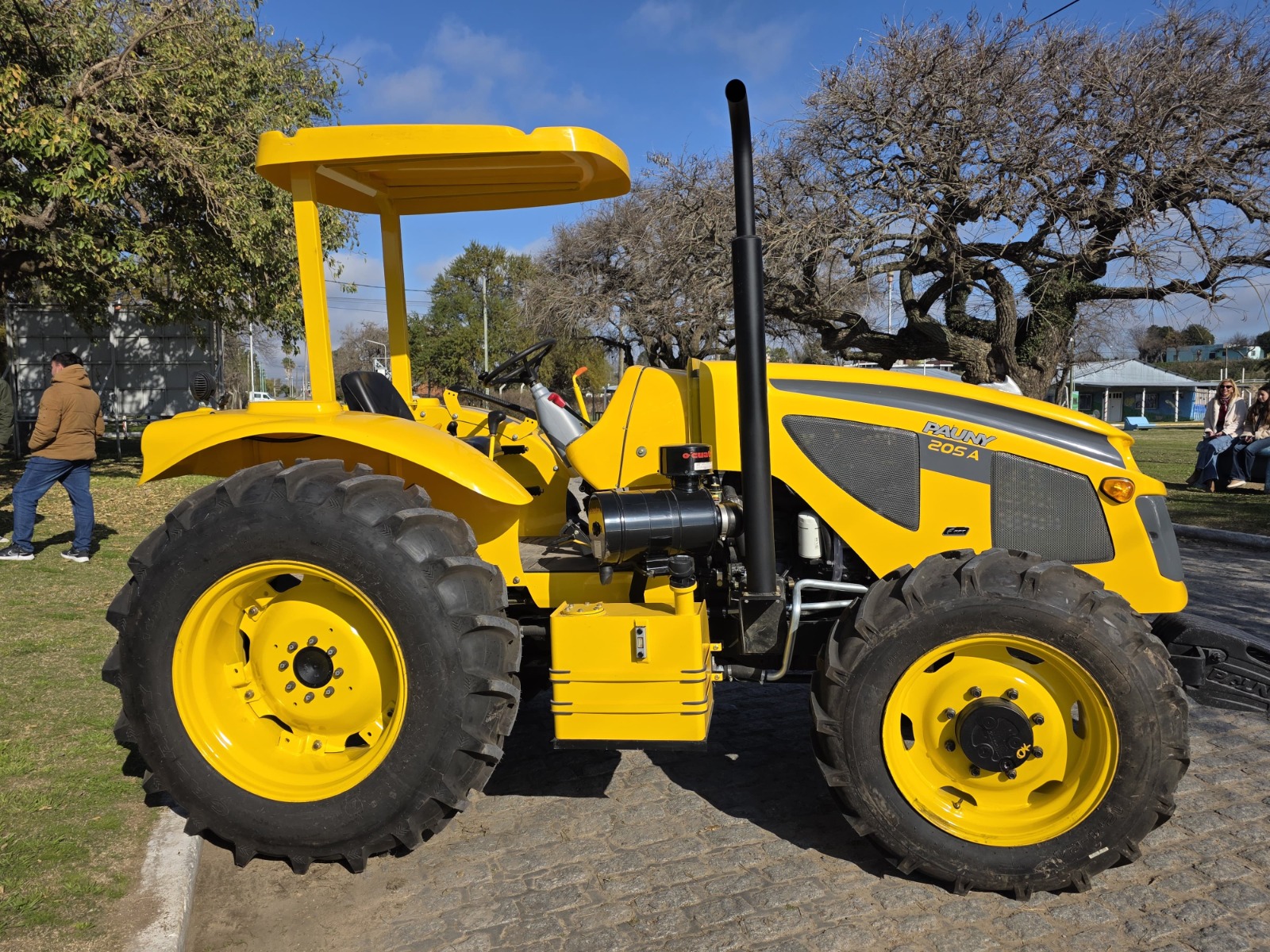 Ramallo suma un nuevo tractor para mejorar los caminos rurales