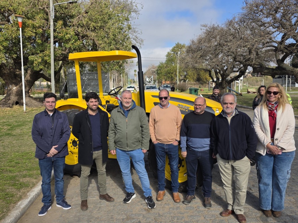 Ramallo suma un nuevo tractor para mejorar los caminos rurales