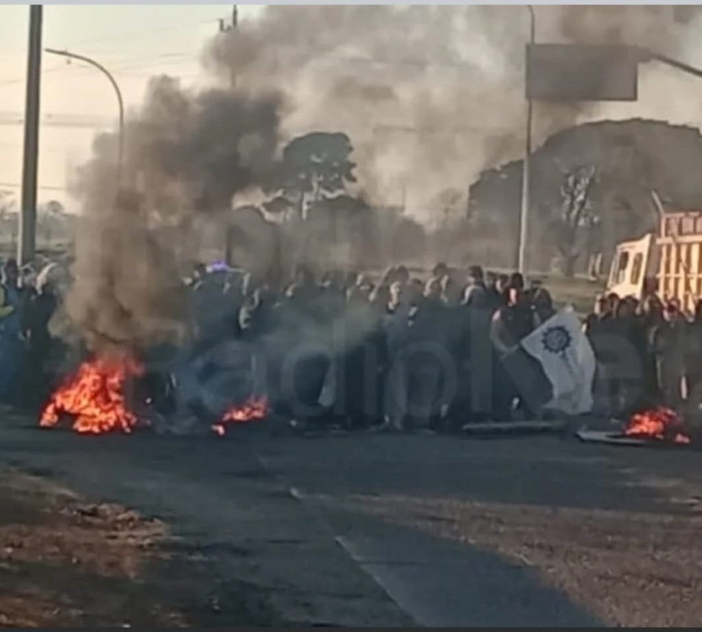 Corte en el puente del arroyo Ramallo por el conflicto en Ternium