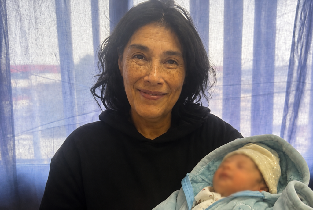 El milagro del amor en nuestra regi&oacute;n: a los 62 a&ntilde;os, Mabel cumpli&oacute; su sue&ntilde;o y abraz&oacute; a su primer hijo
