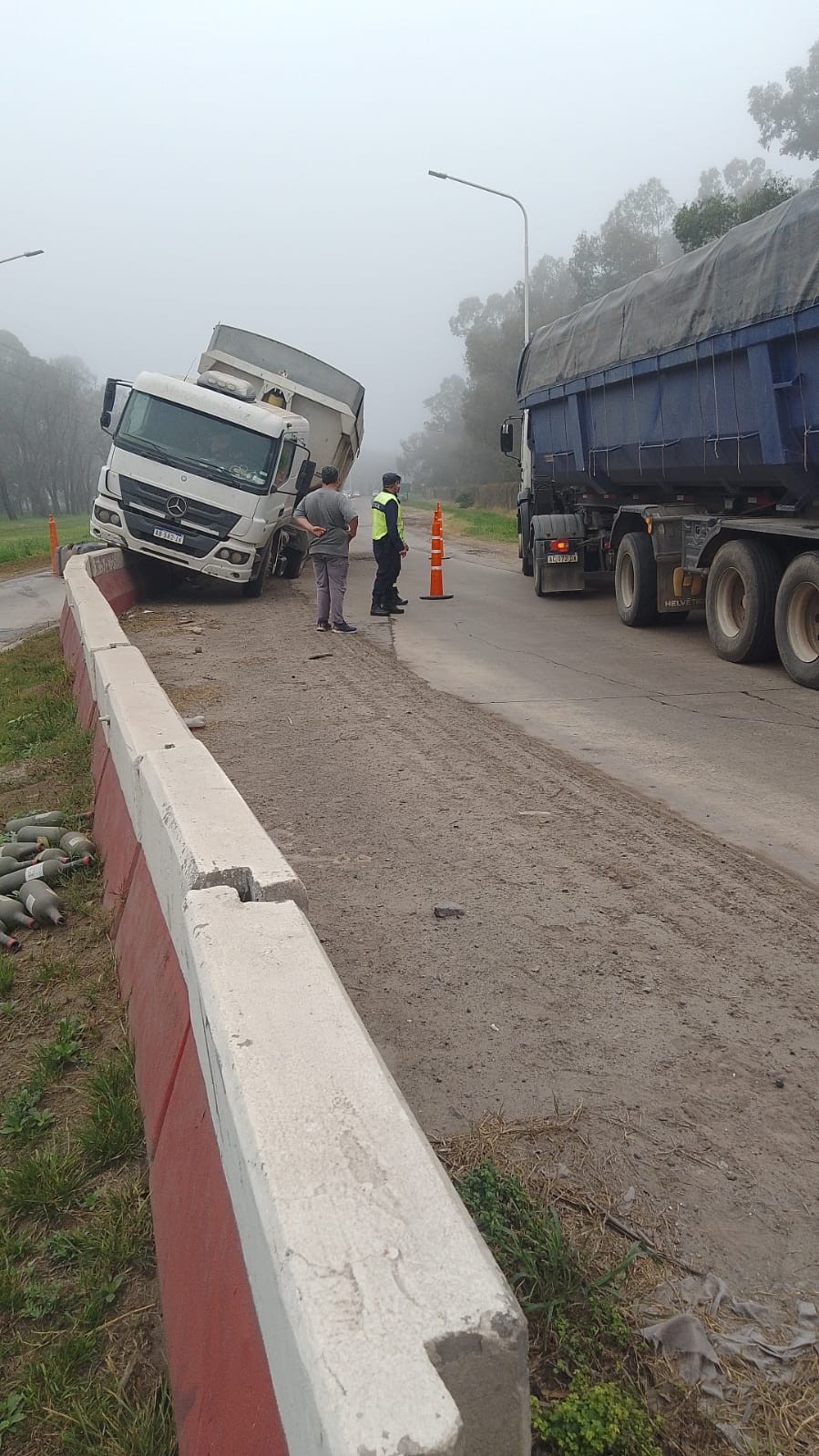 Accidente sin lesionados en el Parque Comirsa: un camión perdió el control y obstruyó la calzada