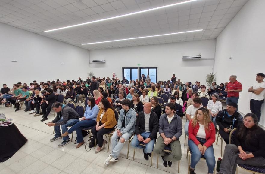 Ramallo recibe libros del programa “Identidades Bonaerenses” en un acto por la educación