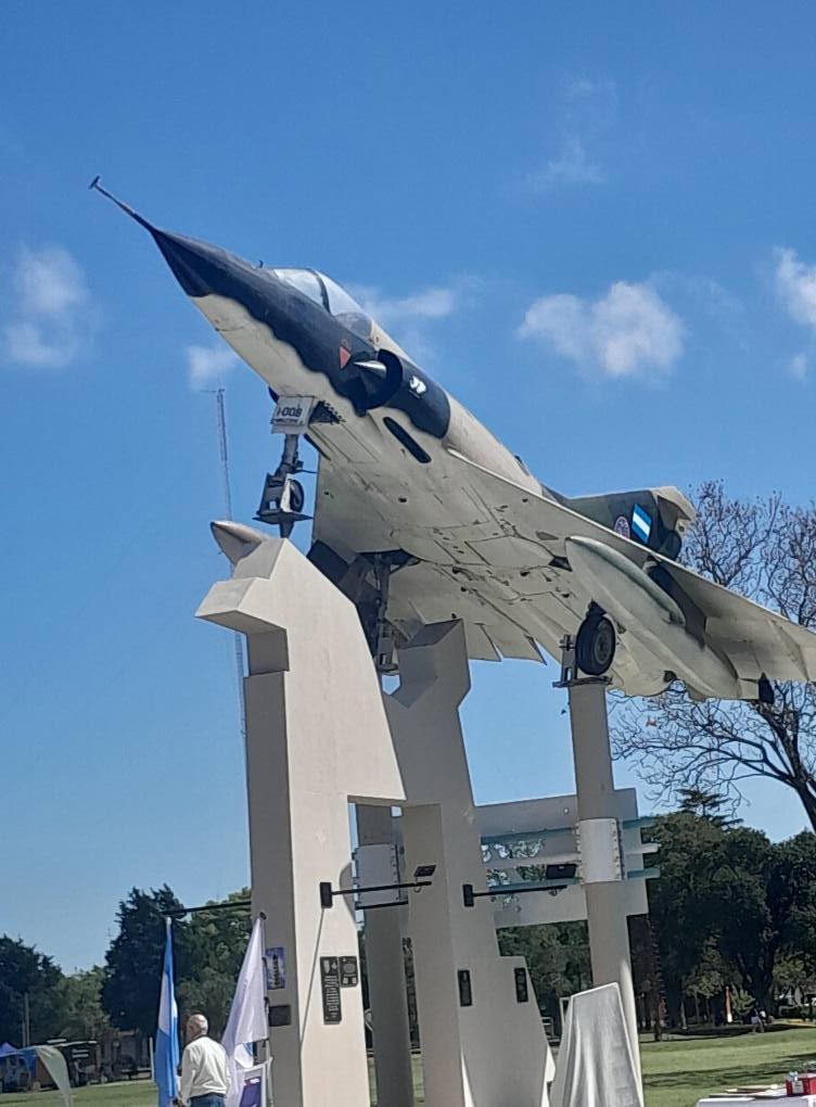 Emoción y reconocimiento en el aniversario del monumento a la Fuerza Aérea Sur