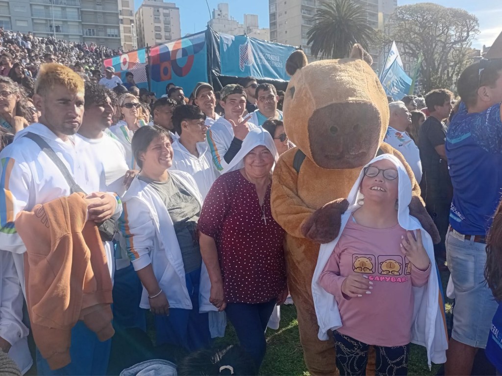 El carpincho conquistó Mar del Plata: la mascota que une, alegra y representa