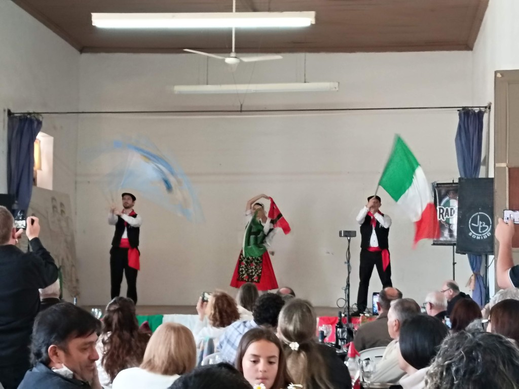 Ramallo celebr&oacute; los 140 a&ntilde;os de su Sociedad Italiana entre danzas, mesa larga y mucha emoci&oacute;n