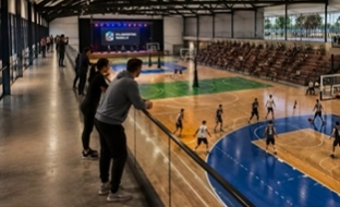 Confirman que la provincia enviar&aacute; los fondos para construir un microestadio en el galp&oacute;n del puerto