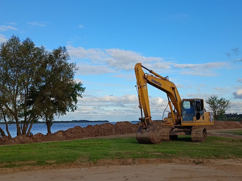 Ramallo se prepara ante la crecida del Paran&aacute; con terraplenes en la costanera