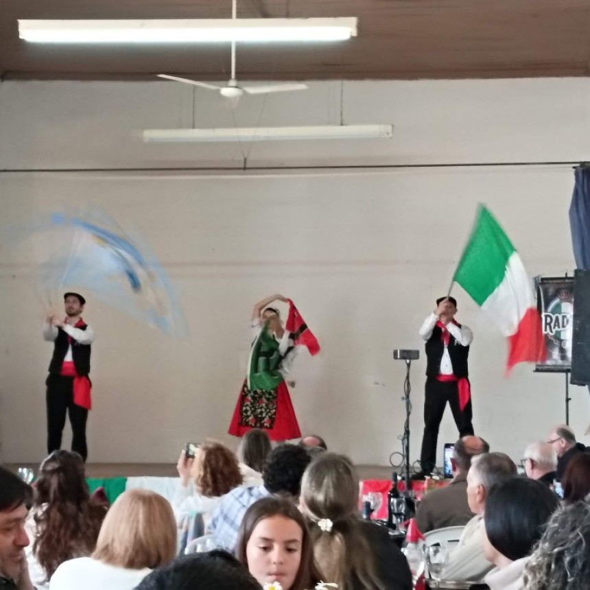 Ramallo celebr&oacute; los 140 a&ntilde;os de su Sociedad Italiana entre danzas, mesa larga y mucha emoci&oacute;n