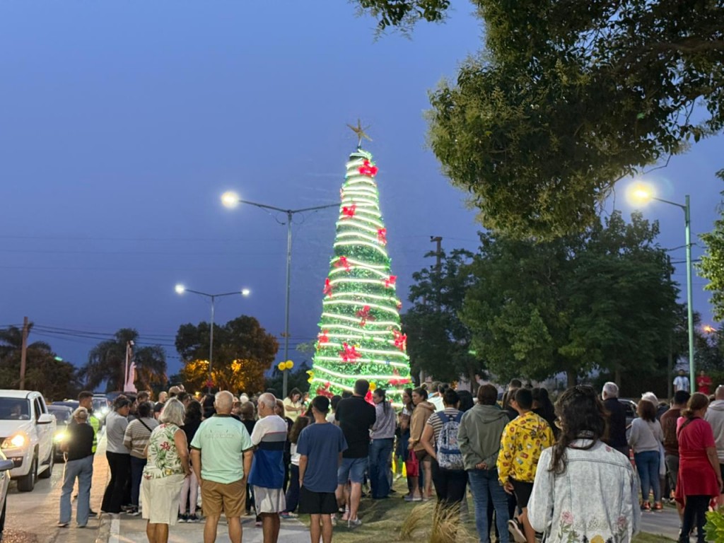 De botellas a Navidad: una iniciativa comunitaria que transforma residuos en identidad local