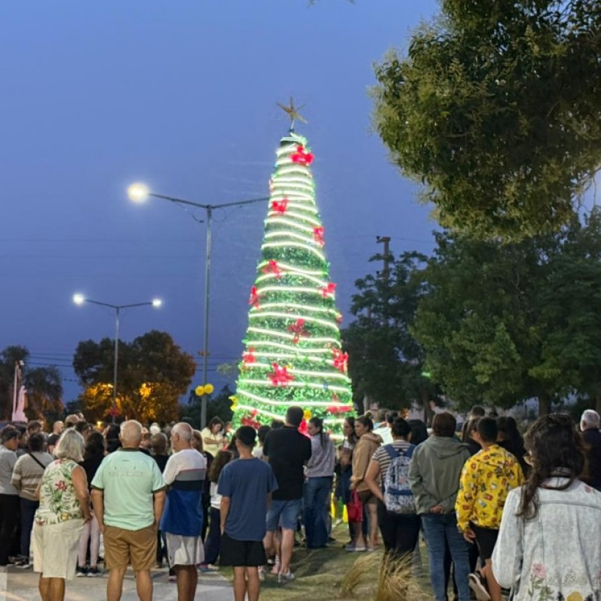 De botellas a Navidad: una iniciativa comunitaria que transforma residuos en identidad local